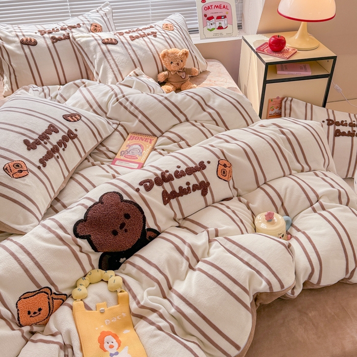 91家纺网 家纺一手货源 找家纺 懒猫家纺 2025新款印花牛奶绒毛巾绣四件套 牛奶小熊