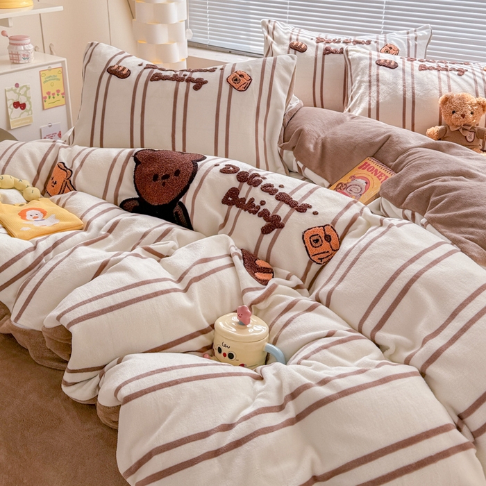 91家纺网 家纺一手货源 找家纺 懒猫家纺 2025新款印花牛奶绒毛巾绣四件套 牛奶小熊