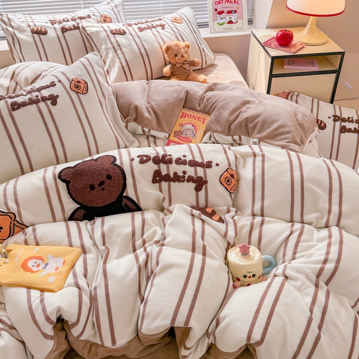 91家纺网 家纺一手货源 找家纺 懒猫家纺 2025新款印花牛奶绒毛巾绣四件套 牛奶小熊