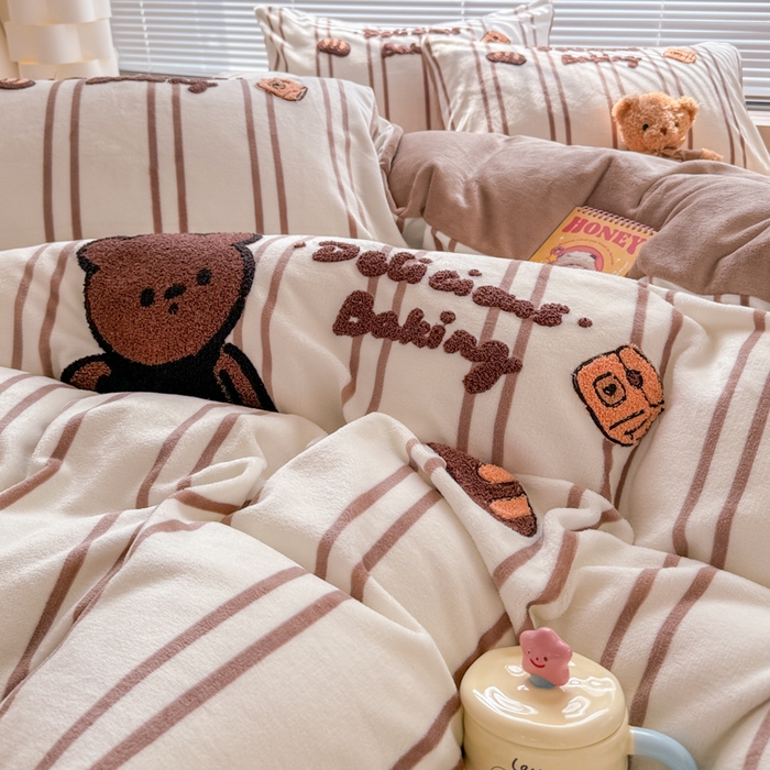 91家纺网 家纺一手货源 找家纺 懒猫家纺 2025新款印花牛奶绒毛巾绣四件套 牛奶小熊