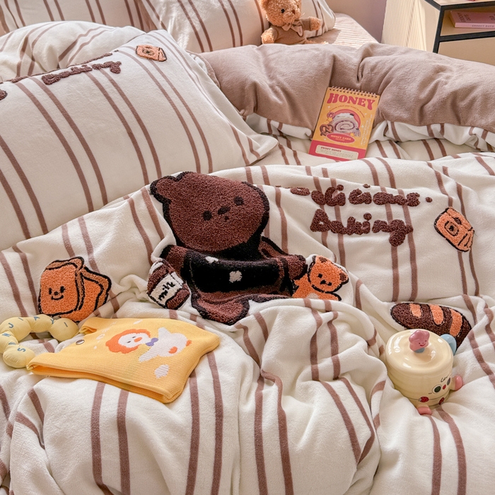 91家纺网 家纺一手货源 找家纺 懒猫家纺 2025新款印花牛奶绒毛巾绣四件套 牛奶小熊