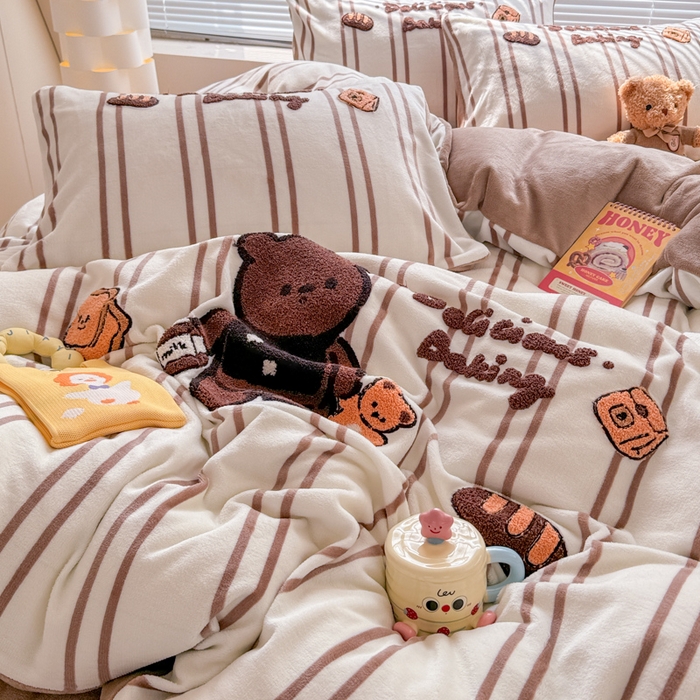 91家纺网 家纺一手货源 找家纺 懒猫家纺 2025新款印花牛奶绒毛巾绣四件套 牛奶小熊