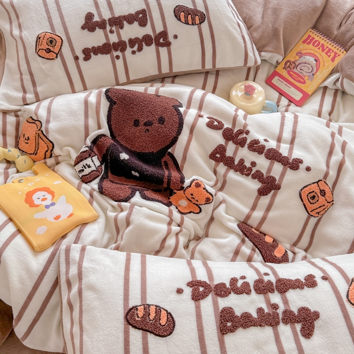 91家纺网 家纺一手货源 找家纺 懒猫家纺 2025新款印花牛奶绒毛巾绣四件套 牛奶小熊