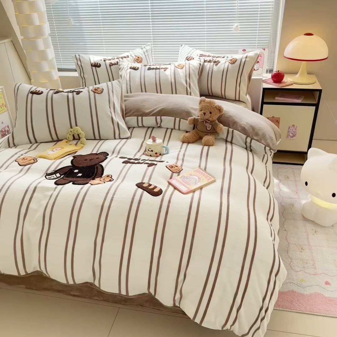 91家纺网 家纺一手货源 找家纺 懒猫家纺 2025新款印花牛奶绒毛巾绣四件套 牛奶小熊