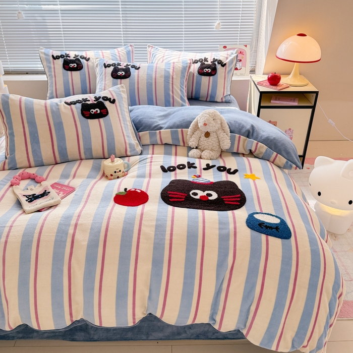 91家纺网 家纺一手货源 找家纺 懒猫家纺 2025新款印花牛奶绒毛巾绣四件套 苹果小咪