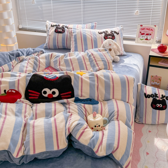 91家纺网 家纺一手货源 找家纺 懒猫家纺 2025新款印花牛奶绒毛巾绣四件套 苹果小咪