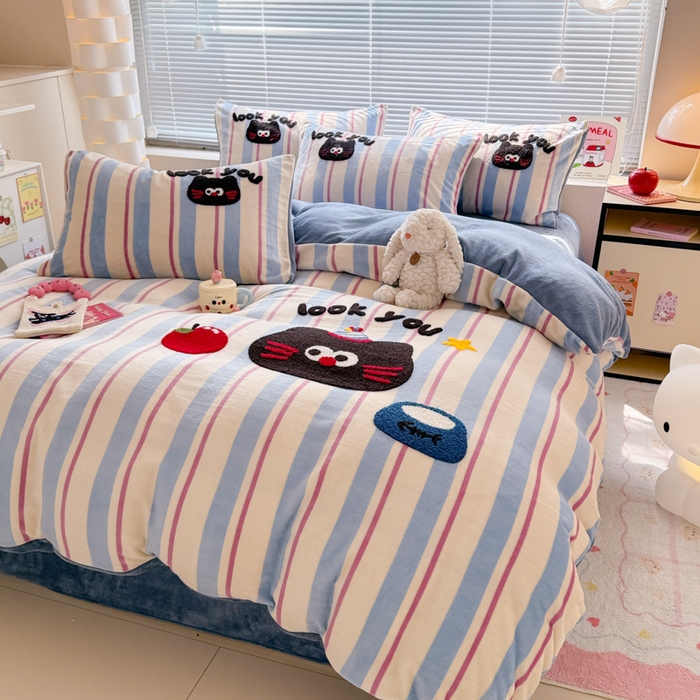 91家纺网 家纺一手货源 找家纺 懒猫家纺 2025新款印花牛奶绒毛巾绣四件套 苹果小咪