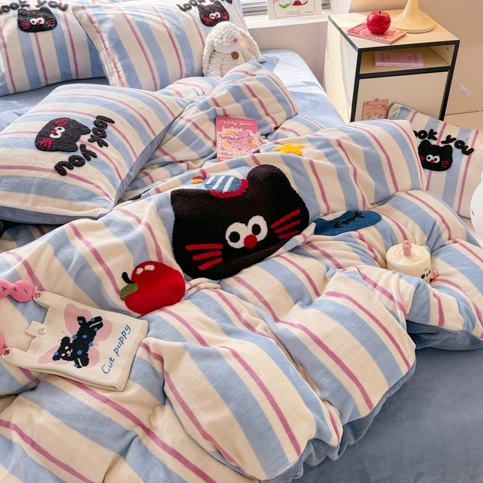 91家纺网 家纺一手货源 找家纺 懒猫家纺 2025新款印花牛奶绒毛巾绣四件套 苹果小咪