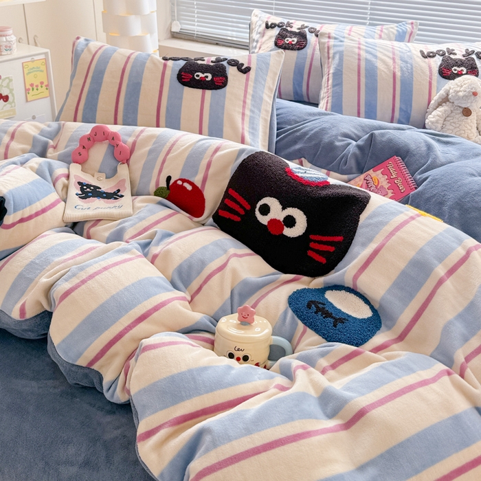 91家纺网 家纺一手货源 找家纺 懒猫家纺 2025新款印花牛奶绒毛巾绣四件套 苹果小咪