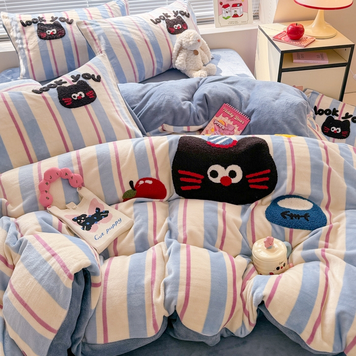 91家纺网 家纺一手货源 找家纺 懒猫家纺 2025新款印花牛奶绒毛巾绣四件套 苹果小咪