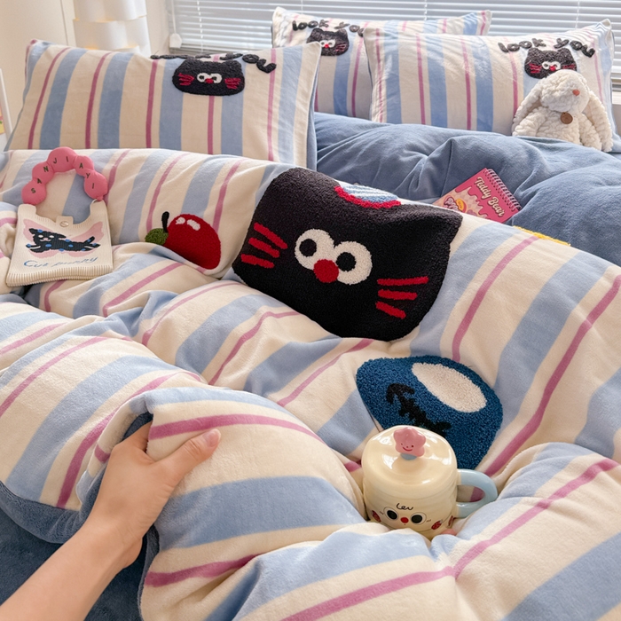 91家纺网 家纺一手货源 找家纺 懒猫家纺 2025新款印花牛奶绒毛巾绣四件套 苹果小咪