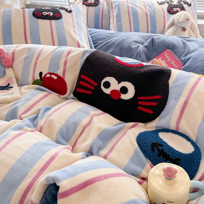 91家纺网 家纺一手货源 找家纺 懒猫家纺 2025新款印花牛奶绒毛巾绣四件套 苹果小咪