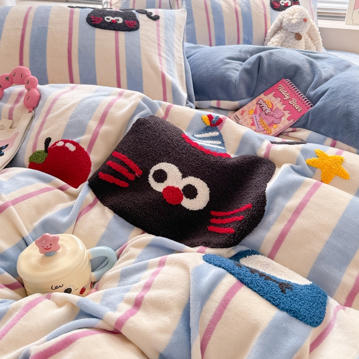 91家纺网 家纺一手货源 找家纺 懒猫家纺 2025新款印花牛奶绒毛巾绣四件套 苹果小咪