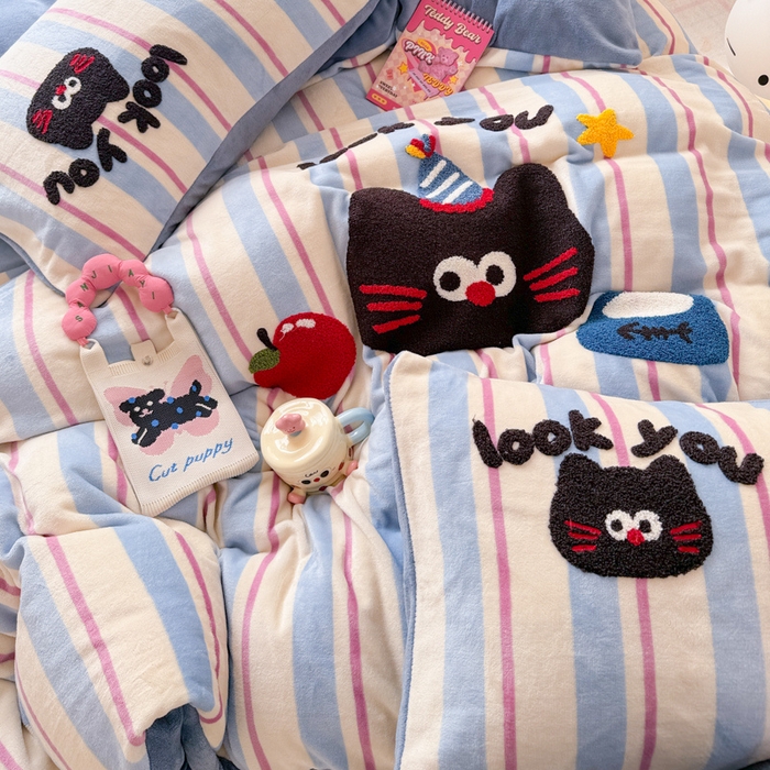 91家纺网 家纺一手货源 找家纺 懒猫家纺 2025新款印花牛奶绒毛巾绣四件套 苹果小咪