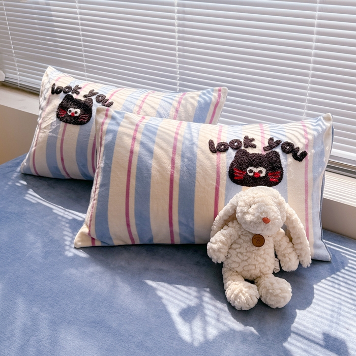 91家纺网 家纺一手货源 找家纺 懒猫家纺 2025新款印花牛奶绒毛巾绣四件套 苹果小咪