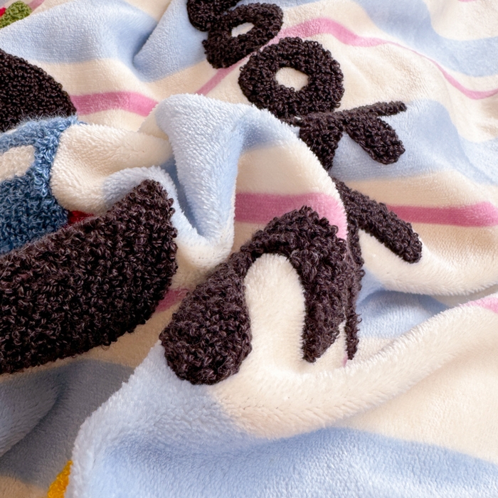 91家纺网 家纺一手货源 找家纺 懒猫家纺 2025新款印花牛奶绒毛巾绣四件套 苹果小咪