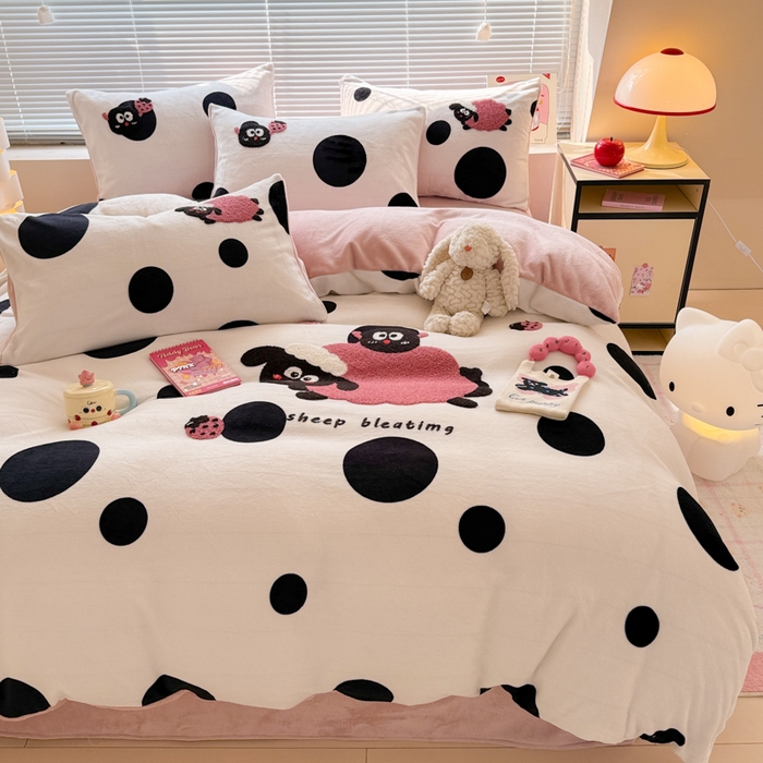 91家纺网 家纺一手货源 找家纺 懒猫家纺 2025新款印花牛奶绒毛巾绣四件套 小羊咩咩