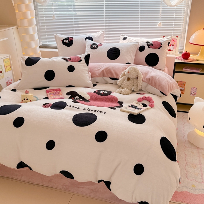 91家纺网 家纺一手货源 找家纺 懒猫家纺 2025新款印花牛奶绒毛巾绣四件套 小羊咩咩