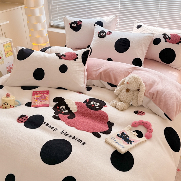 91家纺网 家纺一手货源 找家纺 懒猫家纺 2025新款印花牛奶绒毛巾绣四件套 小羊咩咩