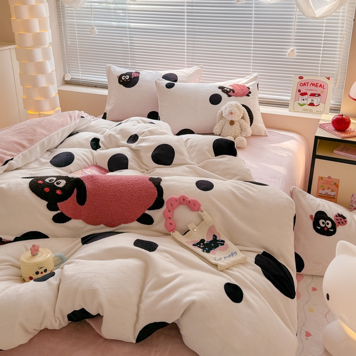 91家纺网 家纺一手货源 找家纺 懒猫家纺 2025新款印花牛奶绒毛巾绣四件套 小羊咩咩