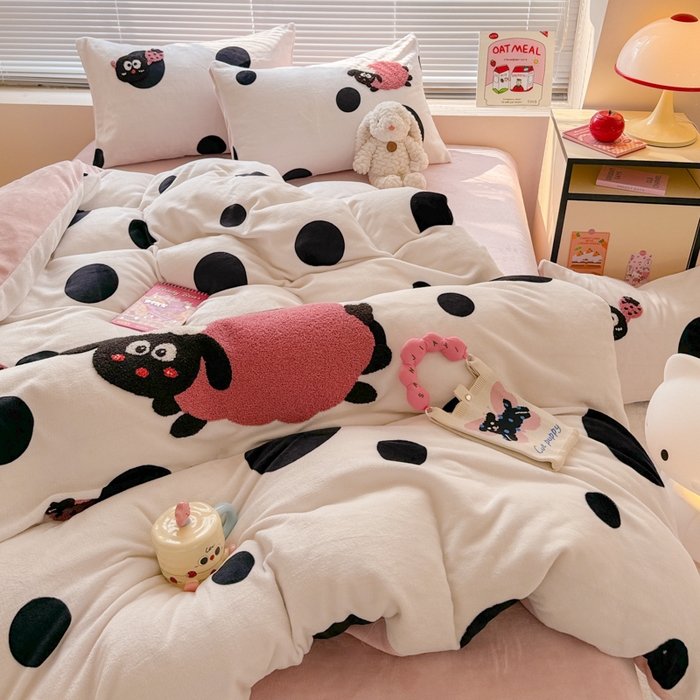 91家纺网 家纺一手货源 找家纺 懒猫家纺 2025新款印花牛奶绒毛巾绣四件套 小羊咩咩