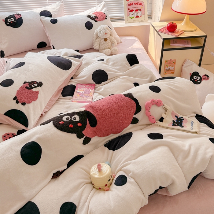 91家纺网 家纺一手货源 找家纺 懒猫家纺 2025新款印花牛奶绒毛巾绣四件套 小羊咩咩