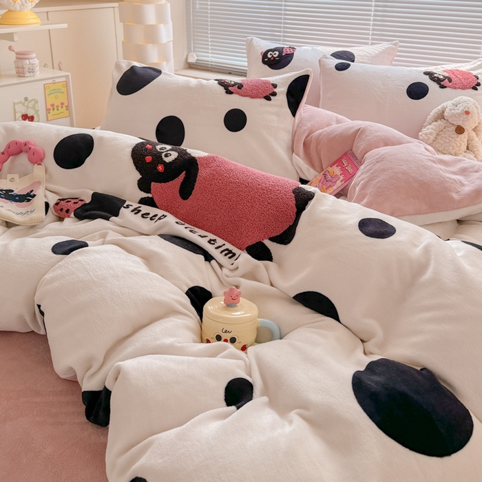 91家纺网 家纺一手货源 找家纺 懒猫家纺 2025新款印花牛奶绒毛巾绣四件套 小羊咩咩