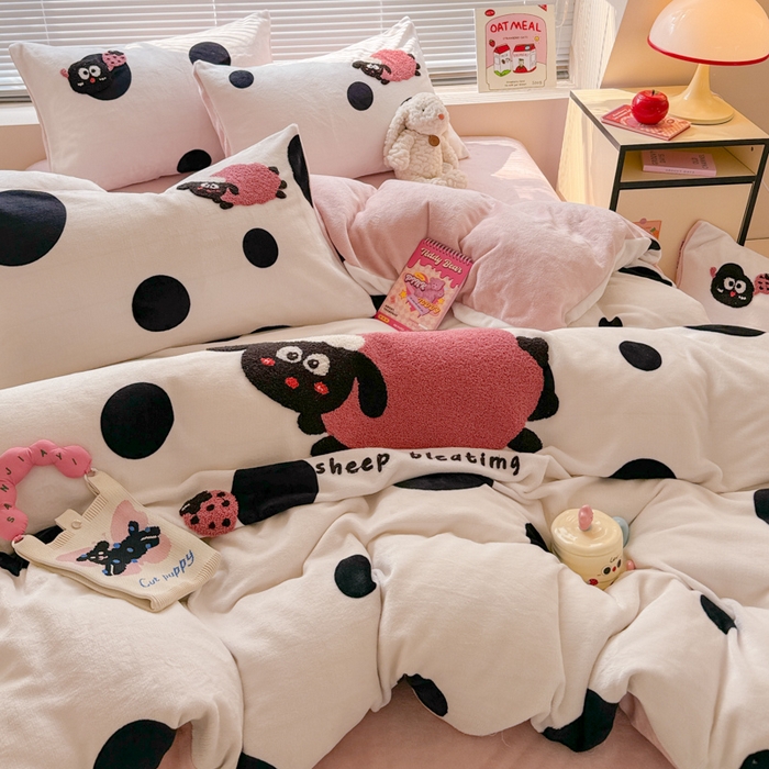 91家纺网 家纺一手货源 找家纺 懒猫家纺 2025新款印花牛奶绒毛巾绣四件套 小羊咩咩