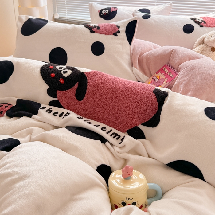 91家纺网 家纺一手货源 找家纺 懒猫家纺 2025新款印花牛奶绒毛巾绣四件套 小羊咩咩