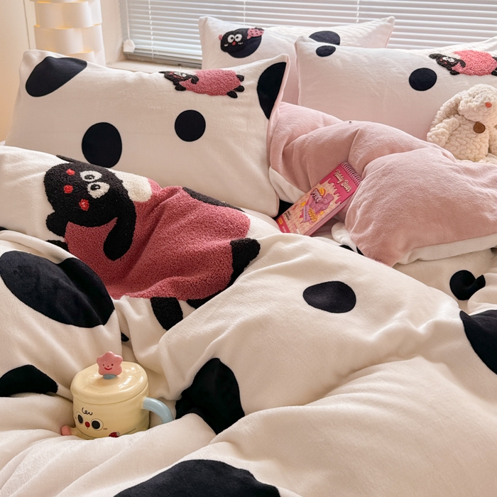 91家纺网 家纺一手货源 找家纺 懒猫家纺 2025新款印花牛奶绒毛巾绣四件套 小羊咩咩