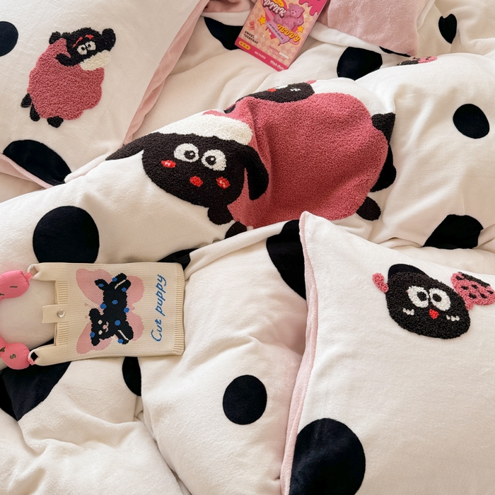 91家纺网 家纺一手货源 找家纺 懒猫家纺 2025新款印花牛奶绒毛巾绣四件套 小羊咩咩