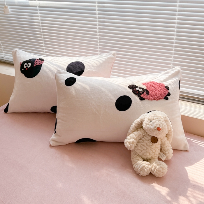 91家纺网 家纺一手货源 找家纺 懒猫家纺 2025新款印花牛奶绒毛巾绣四件套 小羊咩咩