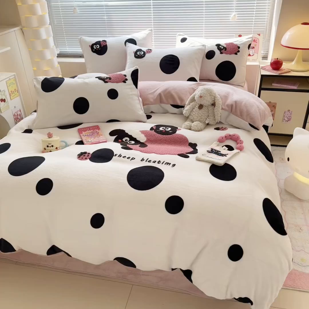 91家纺网 家纺一手货源 找家纺 懒猫家纺 2025新款印花牛奶绒毛巾绣四件套 小羊咩咩