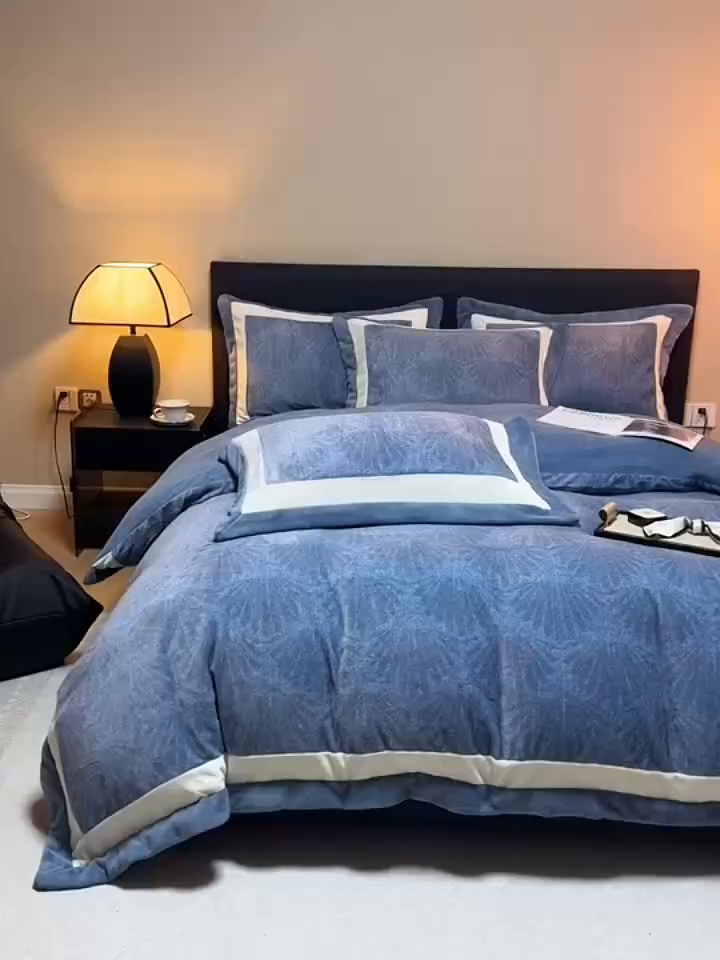 91家纺网 家纺一手货源 找家纺 （总）懒猫家纺 2025新款牛奶绒拼角印花轻奢风四件套