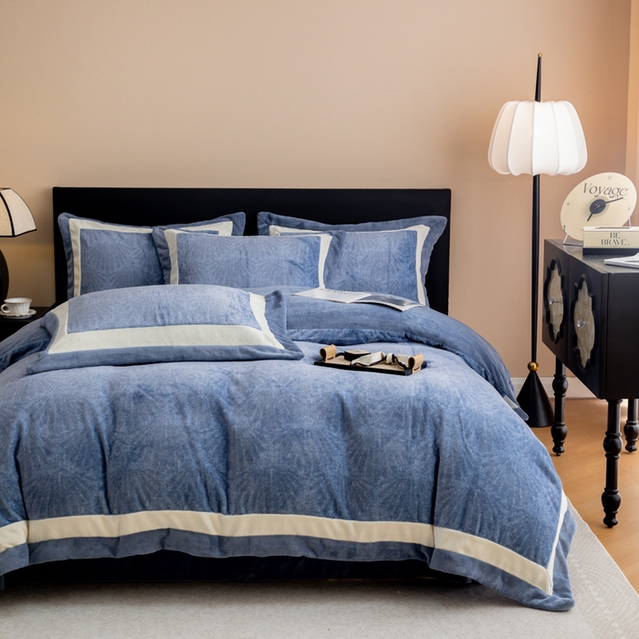 91家纺网 家纺一手货源 找家纺 懒猫家纺 2025新款牛奶绒拼角印花轻奢风四件套 法式情调