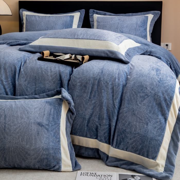 91家纺网 家纺一手货源 找家纺 懒猫家纺 2025新款牛奶绒拼角印花轻奢风四件套 法式情调