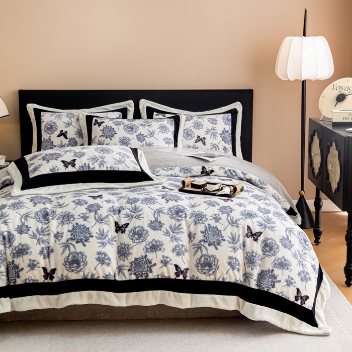 91家纺网 家纺一手货源 找家纺 懒猫家纺 2025新款牛奶绒拼角印花轻奢风四件套 浪漫花蝶-黑