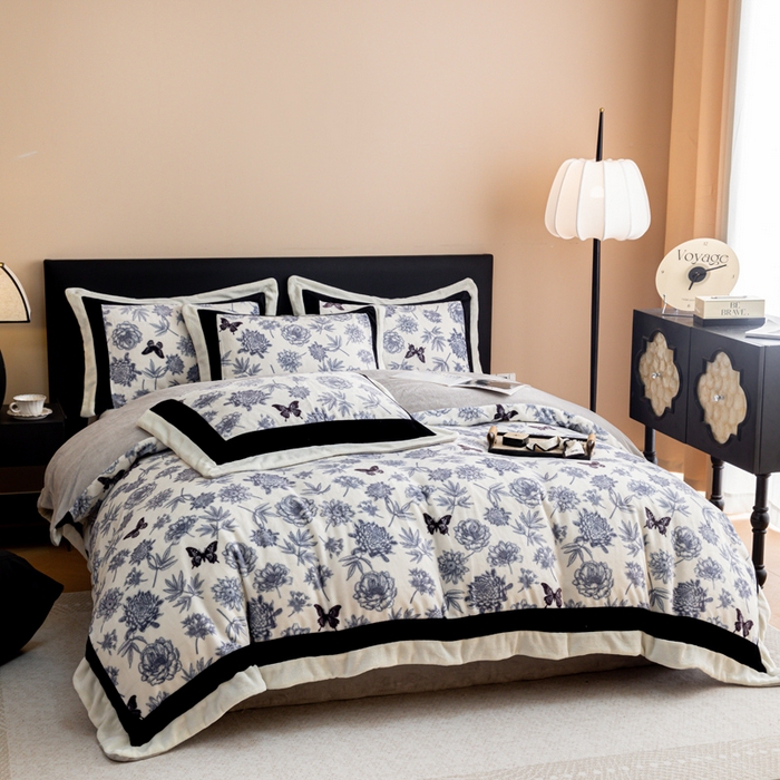 91家纺网 家纺一手货源 找家纺 懒猫家纺 2025新款牛奶绒拼角印花轻奢风四件套 浪漫花蝶-黑