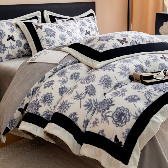 91家纺网 家纺一手货源 找家纺 懒猫家纺 2025新款牛奶绒拼角印花轻奢风四件套 浪漫花蝶-黑