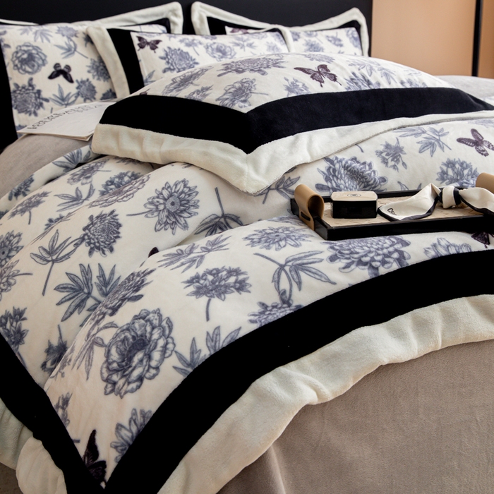 91家纺网 家纺一手货源 找家纺 懒猫家纺 2025新款牛奶绒拼角印花轻奢风四件套 浪漫花蝶-黑