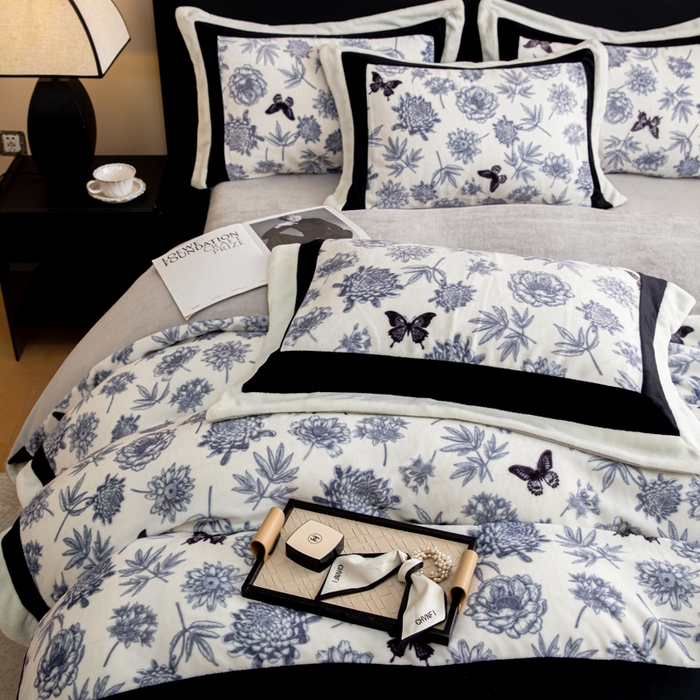 91家纺网 家纺一手货源 找家纺 懒猫家纺 2025新款牛奶绒拼角印花轻奢风四件套 浪漫花蝶-黑