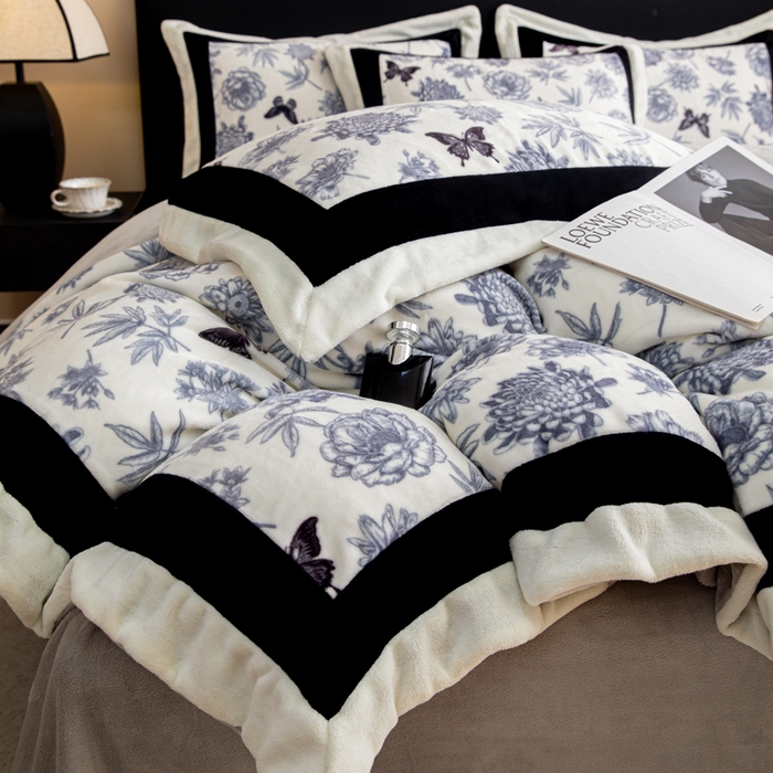 91家纺网 家纺一手货源 找家纺 懒猫家纺 2025新款牛奶绒拼角印花轻奢风四件套 浪漫花蝶-黑