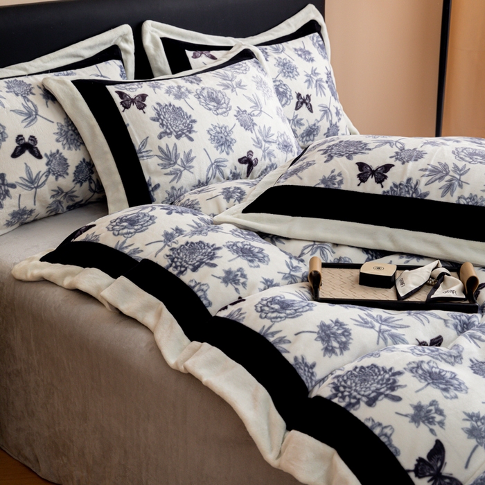 91家纺网 家纺一手货源 找家纺 懒猫家纺 2025新款牛奶绒拼角印花轻奢风四件套 浪漫花蝶-黑