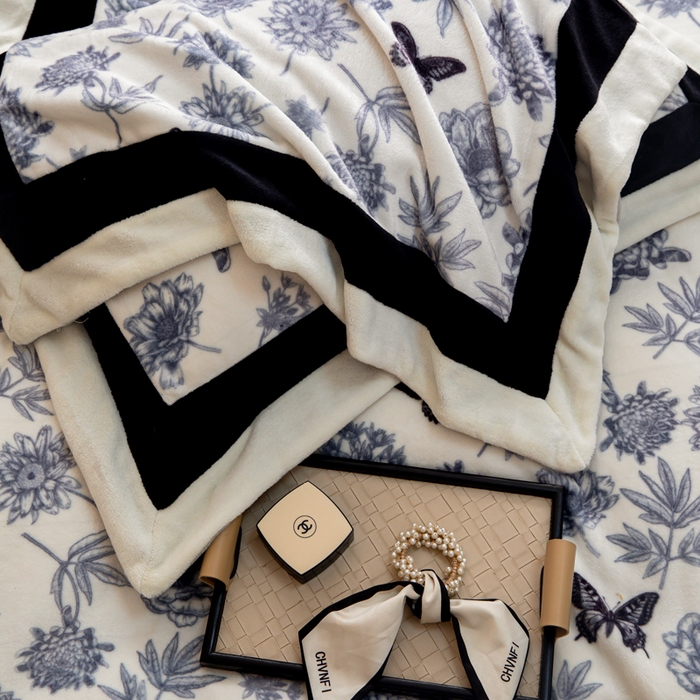 91家纺网 家纺一手货源 找家纺 懒猫家纺 2025新款牛奶绒拼角印花轻奢风四件套 浪漫花蝶-黑