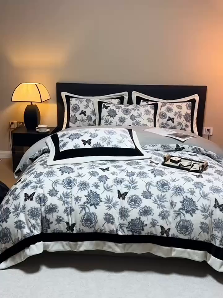 91家纺网 家纺一手货源 找家纺 懒猫家纺 2025新款牛奶绒拼角印花轻奢风四件套 浪漫花蝶-黑