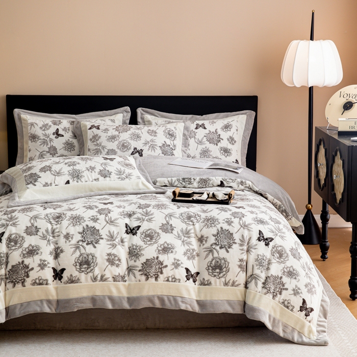 91家纺网 家纺一手货源 找家纺 懒猫家纺 2025新款牛奶绒拼角印花轻奢风四件套 浪漫花蝶-灰