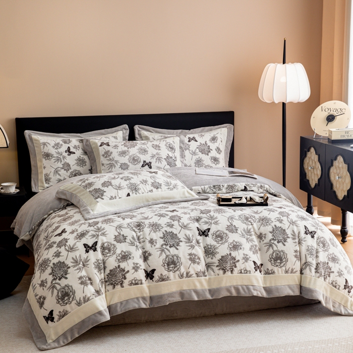 91家纺网 家纺一手货源 找家纺 懒猫家纺 2025新款牛奶绒拼角印花轻奢风四件套 浪漫花蝶-灰