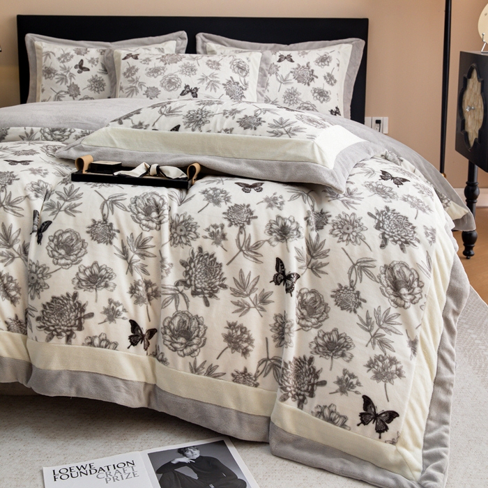 91家纺网 家纺一手货源 找家纺 懒猫家纺 2025新款牛奶绒拼角印花轻奢风四件套 浪漫花蝶-灰