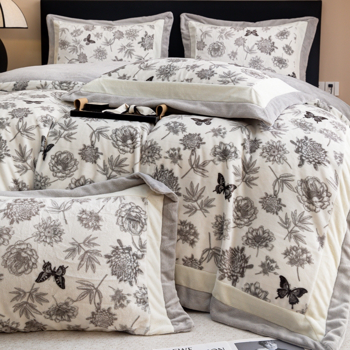 91家纺网 家纺一手货源 找家纺 懒猫家纺 2025新款牛奶绒拼角印花轻奢风四件套 浪漫花蝶-灰