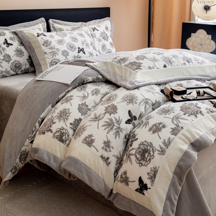 91家纺网 家纺一手货源 找家纺 懒猫家纺 2025新款牛奶绒拼角印花轻奢风四件套 浪漫花蝶-灰